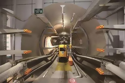 隧道中的人工智能機器人